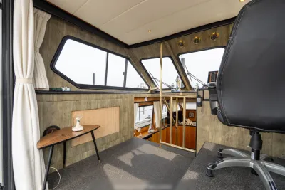 stuurhuis interieur met stoel en ramen