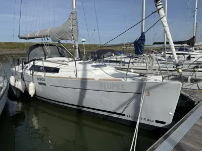 zeiljacht afgemeerd in jachthaven