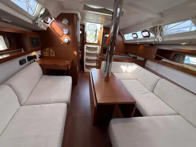 interieur van zeiljacht salon