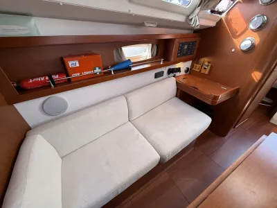 interieur met zithoek en houten afwerking