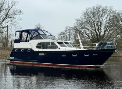 blauw-wit motorjacht op rustig binnenwater