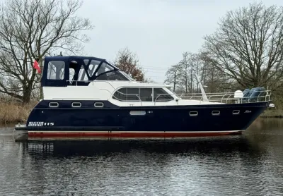 motorjacht afgemeerd in rustig water