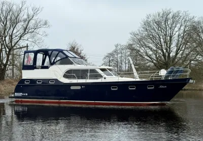 motorjacht op rustig water langs oever