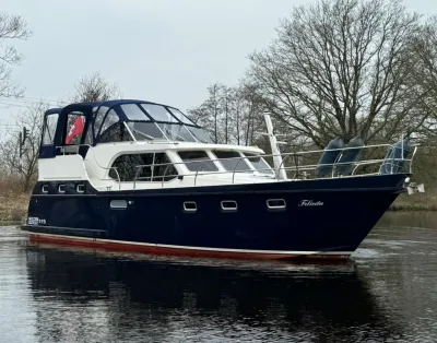 motorjacht op stil water met bomen op achtergrond