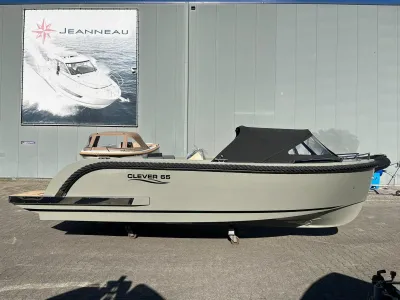 tender boot gestald buiten bij bedrijfsgebouw