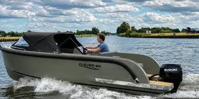 tender op het water met bestuurder