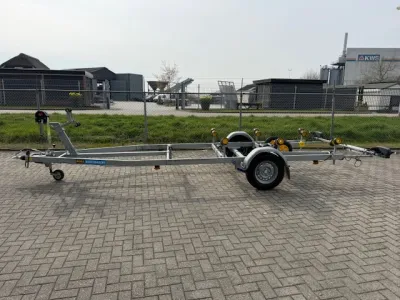 boottrailer op bestrating bij hek