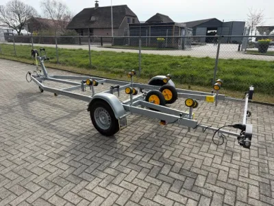 boottrailer op bestrating bij hek