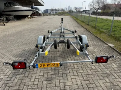 boottrailer op stenen parkeerterrein