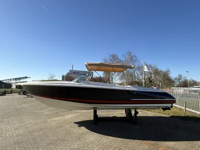 snelboot op trailer op parkeerplaats