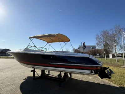 motorboot op bokken in buitenopstelling