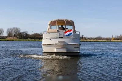achterzijde motorjacht op rivier