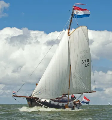 zeilschip op open water met volle zeilen