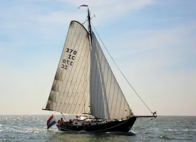 zeilschip zeilend op open water