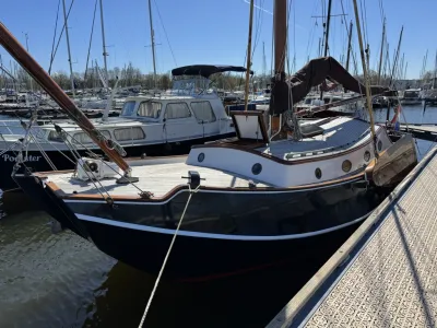 klassieke zeilboot afgemeerd in jachthaven