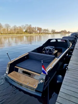 Tender aangemeerd bij houten steiger