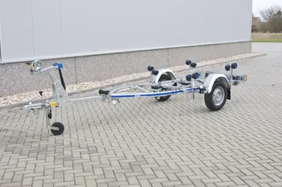 boottrailer op parkeerplaats bij gebouw