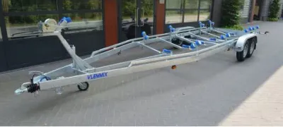 boottrailer op bestrating voor gebouw