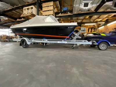 sloep op trailer in magazijn