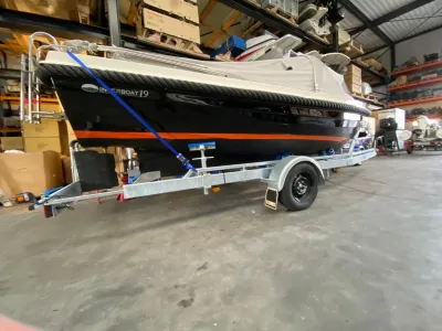 sloep op trailer in opslagloods