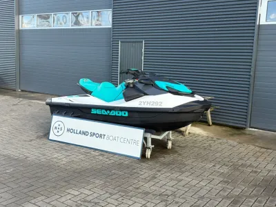 waterscooter op stelling voor bedrijfspand