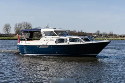 motorjacht op het water, zicht op romp en kuip