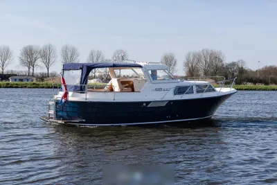 motorjacht op water met kuip en kuiptent