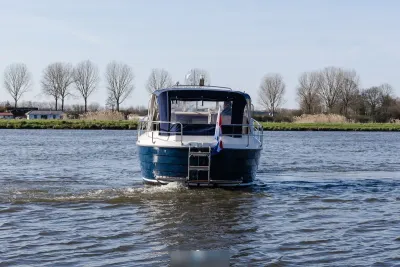 motorjacht achteraanzicht op rivier