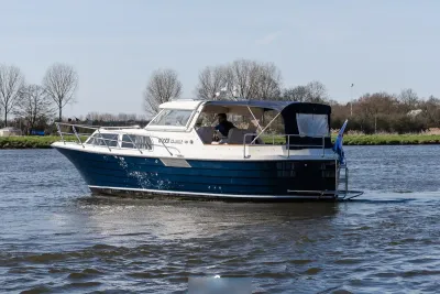 motorjacht op rivier met stuurman