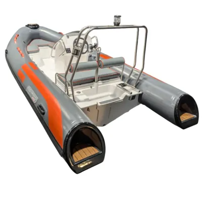 grijs-oranje rib-boot op witte achtergrond