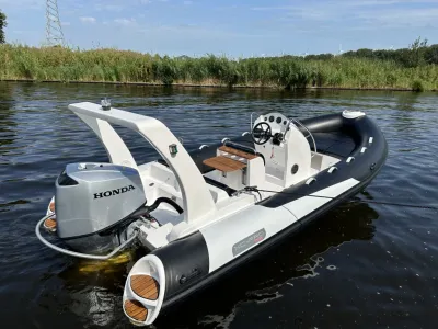 RIB-boot op het water bij rietkraag