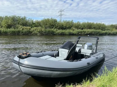 Grijze RIB op kanaal bij oever