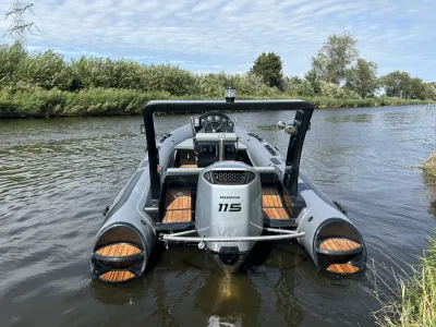 RIB op rivier gezien van achter