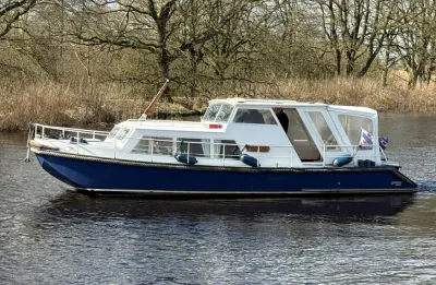 witte en blauwe motorboot op rivier