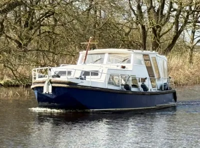 boot op rivier met bomen op de oever