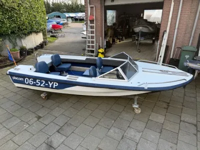 kleine open sportboot op oprit