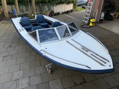 sportboot op oprit bij garage