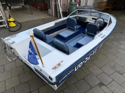kleine motorboot op oprit