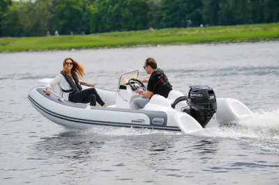 RIB met twee personen varend op het water