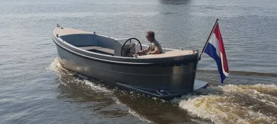 aluminium sloep op het water met vlag