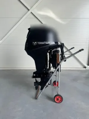 zwarte buitenboordmotor op kar