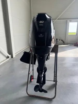 buitenboordmotor in opslagruimte