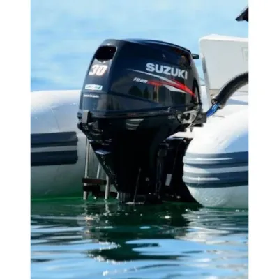 buitenboordmotor gemonteerd op rubberboot