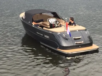 sloep op water met bestuurder