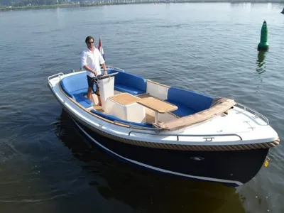 open sloep op het water met stuurstand