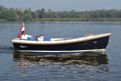 open sloep op rustig water
