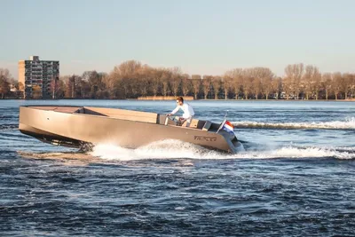 aluminium tender op het water
