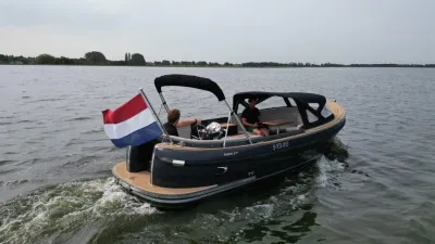 sloep varend op open water