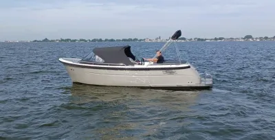 tender op open water met kap en bestuurder