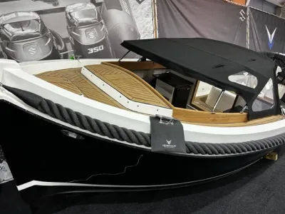 sloep in binnenshowroom met zwarte kap